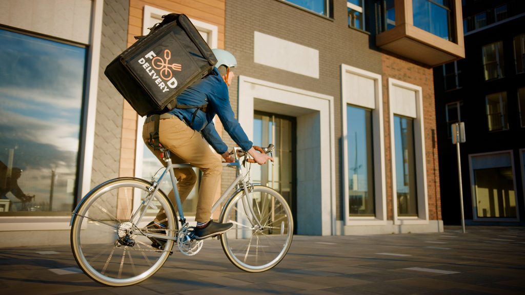 repartidor de comida a domicilio en una bici